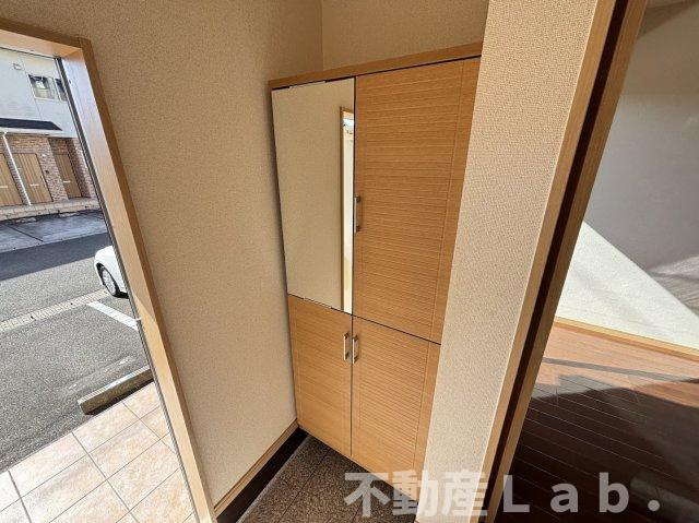 シャルールＢの玄関|※反転タイプのお写真です。