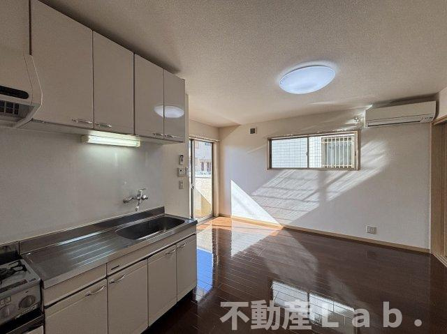 シャルールＢのキッチン|※反転タイプのお写真です。