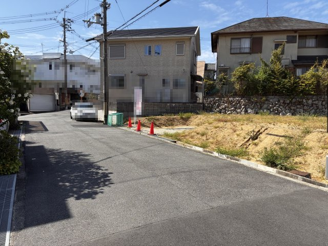 奈良市学園大和町１丁目の外観|道路との高低差も少なめです。