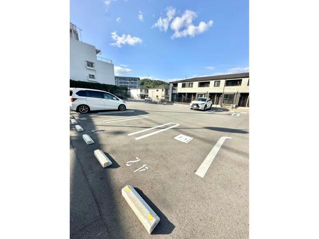 ヴィラ　ドゥ　グレーヌ梅ケ谷Bの駐車場