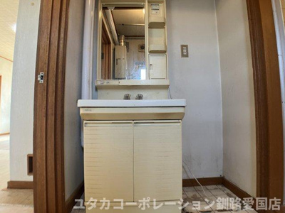【独立洗面台】 | 大楽毛南5丁目13-24売家 | 収納一体型の洗面化粧台♪鏡の横には小物収納も完備☆