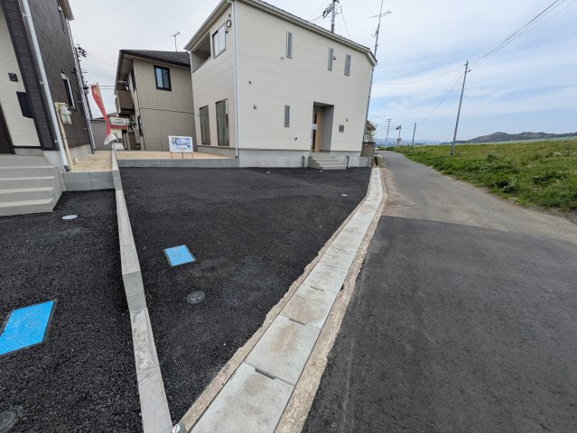 【いわき市平城東】　1号棟　※必ずもらえる選べるキャンペーン実施中！の前面道路含む現地写真|◆外壁仕上げ材は窯業系サイディング。裏面に付着した汚れが、雨水によって流れ落ちやすい「防汚機能付きサイディング」を採用。外壁の美しさが長持ちします♪