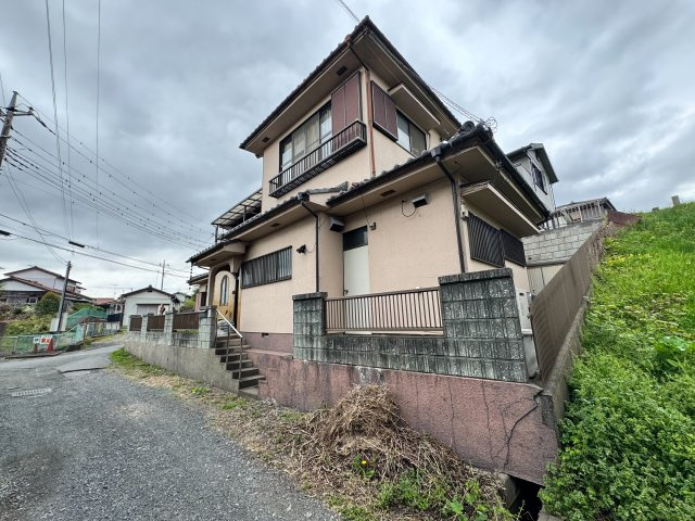 入間市野田中古戸建の前面道路含む現地写真