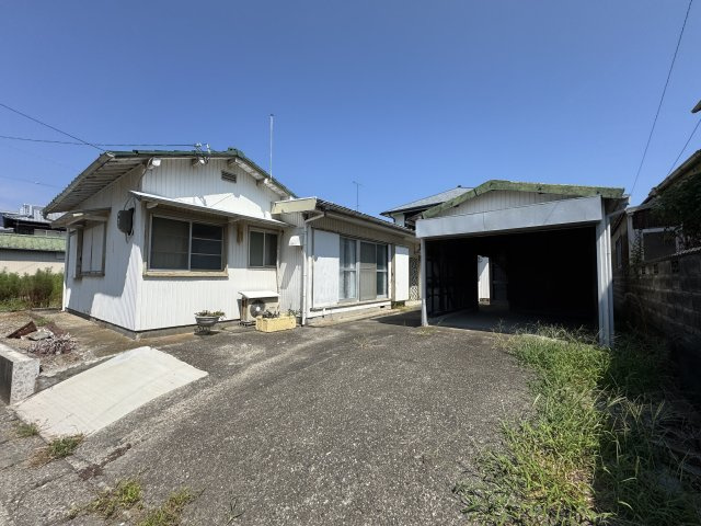 鳴門市里浦町里浦字花面の一戸建ての駐車場