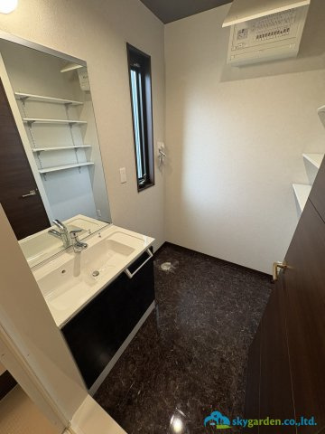 茅ヶ崎市中海岸　中古戸建の独立洗面台|独立洗面台あり、毎朝おしゃれに忙しい女性の方におすすめです