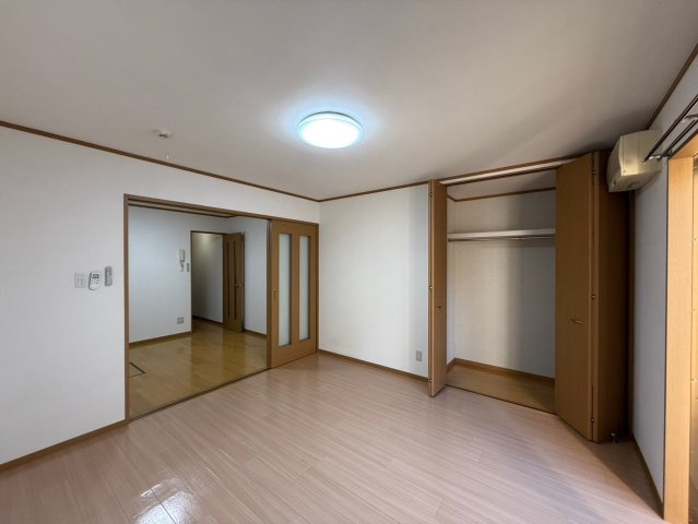 メゾン葉月の居間・リビング|ゆったりとした6帖の居間です　