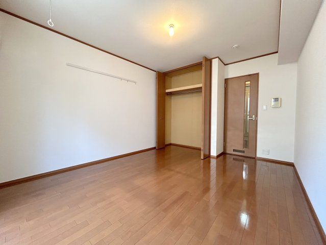 ベルハイム六本木の居間・リビング|★※別号室の写真です　明るいフローリングの角部屋です★
