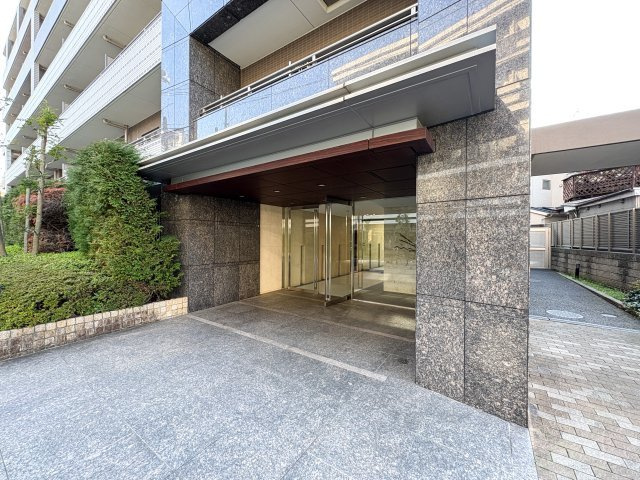 クレストフォルム中野弥生町のエントランス|平成１９年築の新耐震基準マンション、クレストフォルム中野弥生町は即日現地案内可能となっておりますので、お気軽にお問い合わせください！