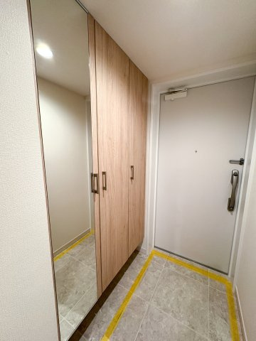 クレストフォルム中野弥生町の玄関|クレストフォルム中野弥生町：玄関には下足入れが付いています！