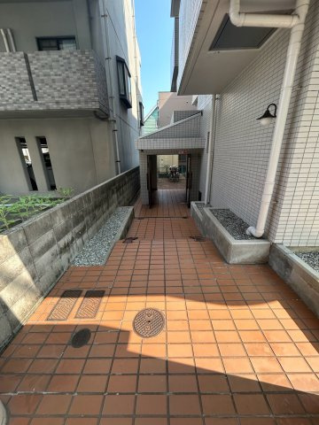 信和マンションのエントランス