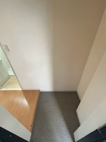 信和マンションの玄関