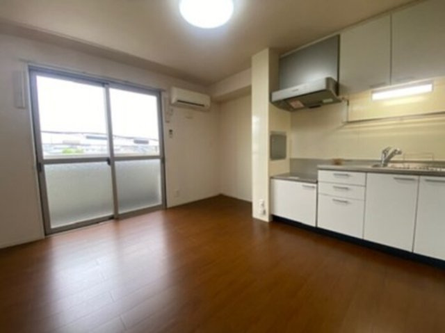 レザン長根Bの居間・リビング|別部屋同一間取りのお写真となります。
