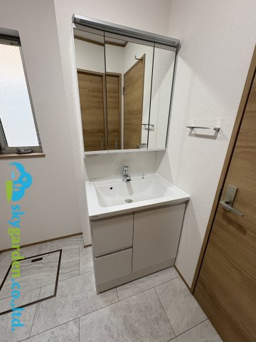 茅ヶ崎市菱沼２丁目　中古戸建　全１棟の独立洗面台|独立洗面台で身支度をすべて済ませてしまいましょう