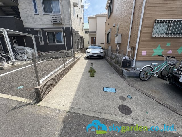 茅ヶ崎市菱沼２丁目　中古戸建　全１棟の駐車場|車種により２台駐車出来ます