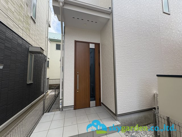 茅ヶ崎市菱沼２丁目　中古戸建　全１棟の玄関|玄関前の様子