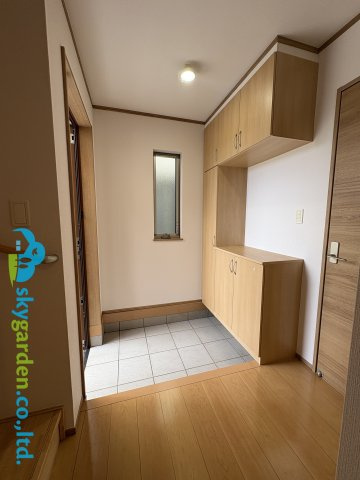 茅ヶ崎市菱沼２丁目　中古戸建　全１棟の玄関|落ち着いた玄関です