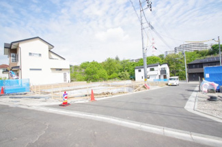 【前面道路含む現地写真】 | 【仲介手数料無料！！】稲城市若葉台1丁目　新築戸建て（全9区画）1号棟　6180万円