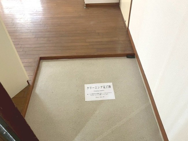 友鶴ビルの玄関