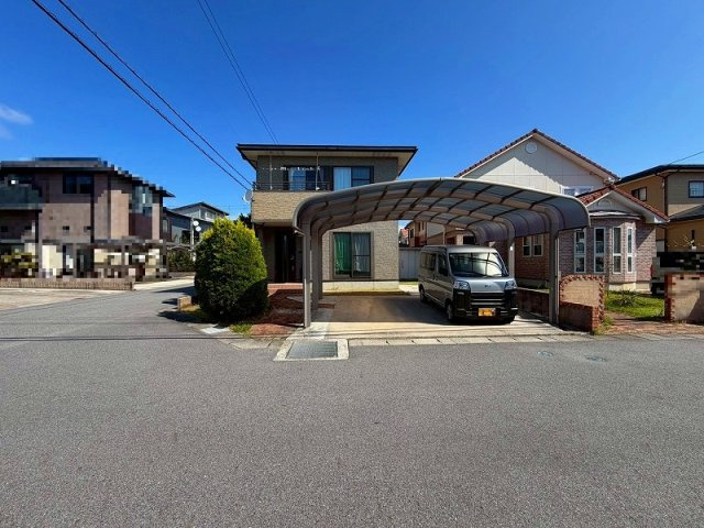 ■☐蚊屋Ｈ14年築中古戸建☐■の前面道路含む現地写真|前道幅員約6ｍの道路の角地になります。
南向きとなり陽当たり良好です〇