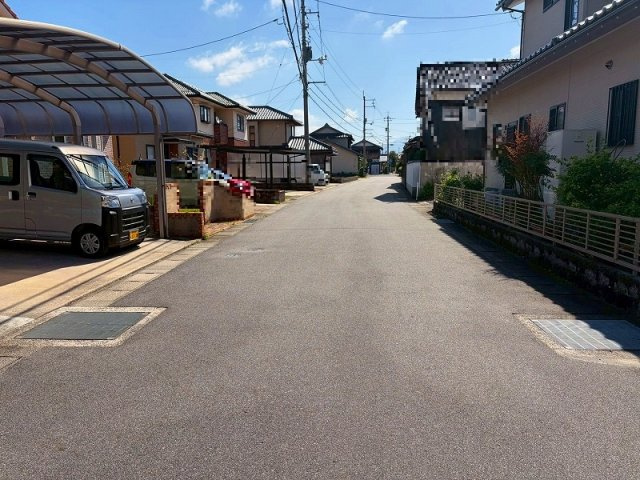 ■☐蚊屋Ｈ14年築中古戸建☐■の前面道路含む現地写真|土地区画整理事業のあった綺麗な住宅造成地になり、碁盤の目状に幅員6ｍの道路がある住宅地になります。
