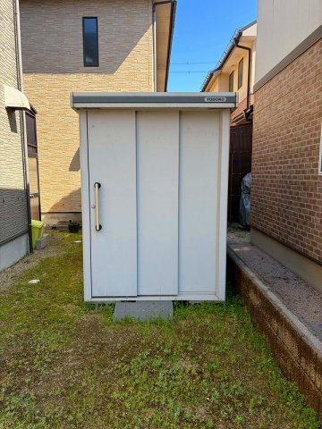 ■☐蚊屋Ｈ14年築中古戸建☐■の庭|物置もあり、スノータイヤやレジャーグッズも収納が可能です。
物置は2台あり。残置物になります。またストックヤードも別途付いております。