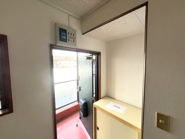 リバーサイドマンションの玄関