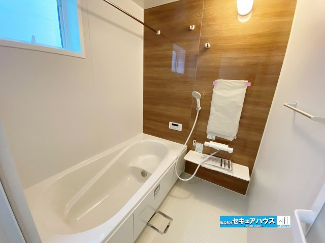 【完成】名古屋市南区南野町2丁目　全4棟の浴室|【浴室】
◆アクセントパネルで落ち着きのある雰囲気を演出します。毎日の疲れを癒やすバスタイムをお楽しみ下さい！
◆窓付きで、カビの繁殖を抑える効果があります。