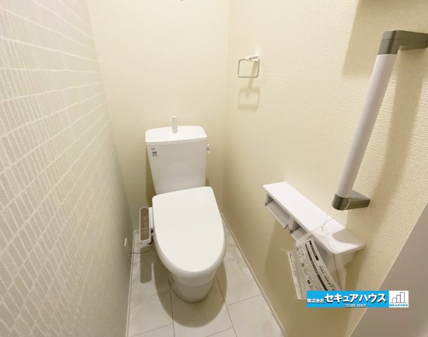 【完成】名古屋市南区南野町2丁目　全4棟のトイレ|【高機能トイレ】
◆高機能トイレの多くは便器のフタの開閉が自動であり、使用後に手動で水を流す面倒もなく非常に便利です。スタイリッシュな見た目で、お掃除しやすく、節水効果が高いです。
