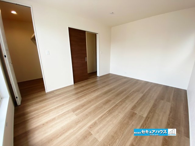 【完成】名古屋市南区南野町2丁目　全4棟の洋室|【洋室】
◆広々とした居住空間は日々の暮らしを彩り、心のやすらぎと満足感を与えてくれます。通風と採光を考慮した設計は子供たちはのびのび育ち、家族でくつろぎと団らんを生み出します。