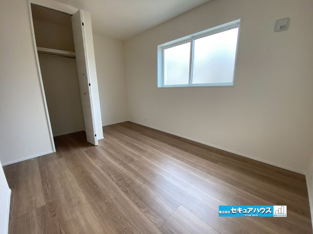 【完成】名古屋市南区南野町2丁目　全4棟の洋室|【洋室】
◆家族一人ひとりの大切なプライベート空間。趣味に合わせて使って頂けるようシンプルに仕上げてあります。暮らし心地を大きく左右する収納を、適材適所に配置し使い勝手を考慮しました。　