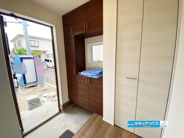 【完成】名古屋市南区南野町2丁目　全4棟の玄関|【玄関】
◆お家に出会う人々を迎える玄関だからこそ、広々清潔感あふれる空間にしたいものです。採光・通風にも配慮された設計で毎日明るい空間をキープします♪