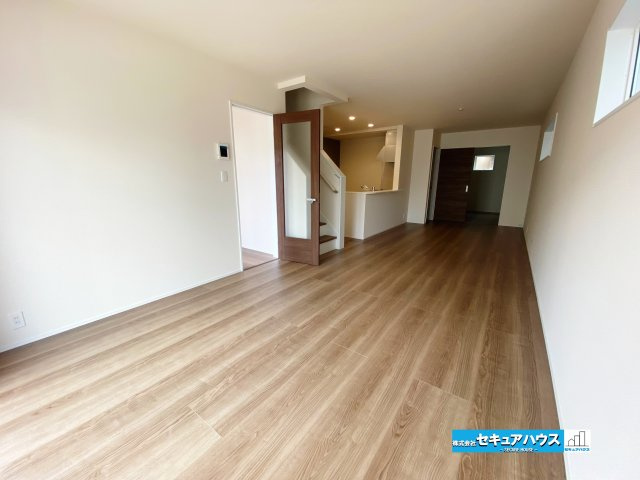 【完成】名古屋市南区南野町2丁目　全4棟の居間・リビング|【LDK】
◆通学から帰宅し、リビングルームで会話を楽しむ子ども達。リビングから臨む景色は太陽色に染まり、解放感溢れゆったりとしたひと時を過ごすことが出来る素敵な空間です。