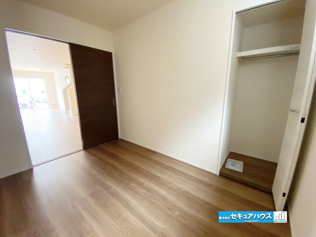 【完成】名古屋市南区南野町2丁目　全4棟の洋室|【1階洋室】
◆リビング隣接に4.3帖の洋室があるため、お子様の遊び場にも使えます。
急な来客時にも使うこともできますし、お仕事で集中したいときにも最適です。
