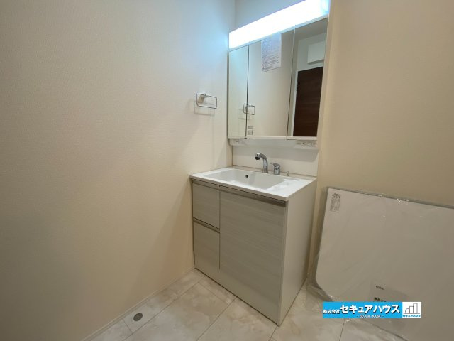 【完成】名古屋市南区南野町2丁目　全4棟の独立洗面台|【洗面台】
◆鏡の裏にはたっぷりと収納スペースを標準装備！
◆電源を付属しているのでドライヤーなど利用できます。