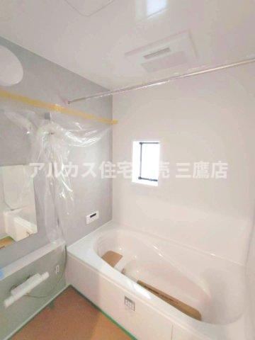 三鷹市北野4丁目 京王線 仙川駅 新築戸建の浴室|清潔感のあるホワイトと落ち着いたグレーのパネルが調和した、小窓付きの明るいバスルーム。