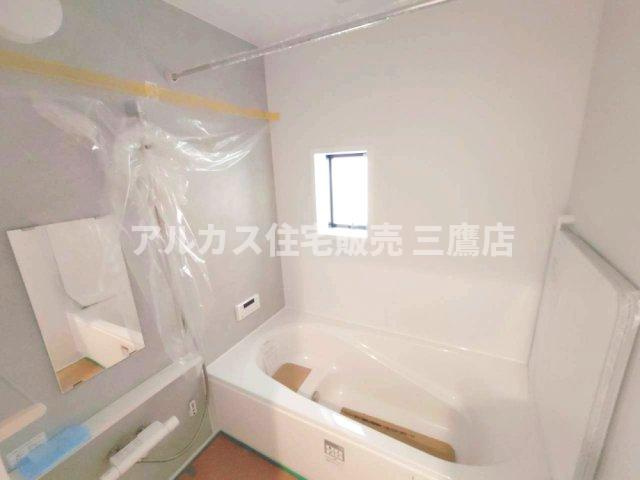 三鷹市北野4丁目 京王線 仙川駅 新築戸建の浴室|ゆったりと入浴を楽しめる広々とした浴槽と、換気や採光に便利な窓を備えた浴室。
