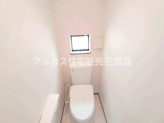 三鷹市北野4丁目 京王線 仙川駅 新築戸建のトイレ|小窓から自然光が入る、清潔感のあるスッキリとした温水洗浄便座付きトイレ。