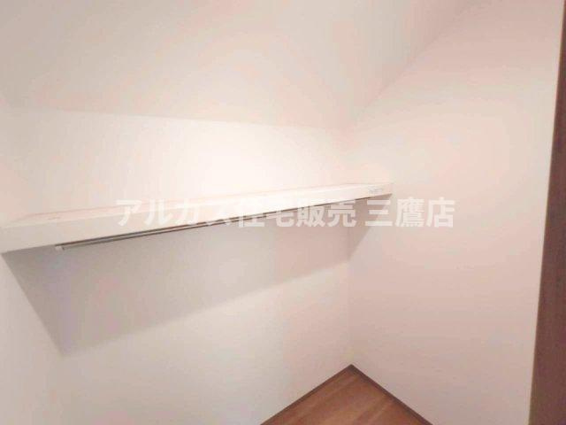 三鷹市北野4丁目 京王線 仙川駅 新築戸建の収納|ハンガーパイプと上部棚を備え、衣類や季節の荷物をまとめて整理できるウォークインクローゼット。