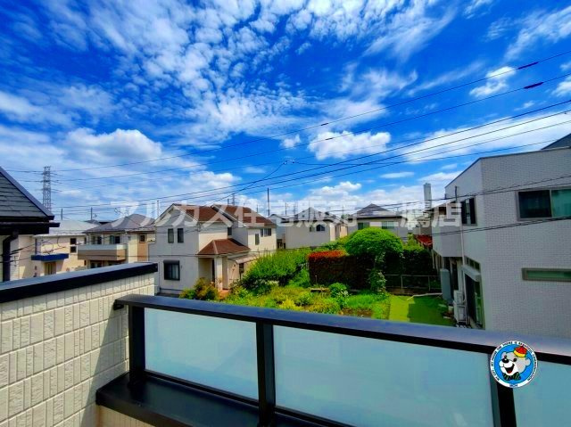 三鷹市北野4丁目 京王線 仙川駅 新築戸建の展望|青空と穏やかな街並みが広がる、開放感あふれるバルコニーからの眺望。