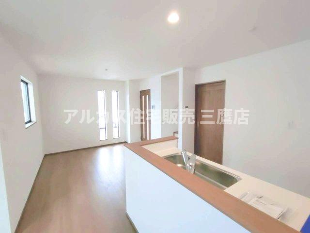 三鷹市北野4丁目 京王線 仙川駅 新築戸建の居間・リビング|キッチンからリビング全体が見渡せる、安心感のある家事動線レイアウト。