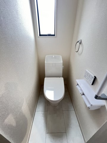 香芝市高　全４棟のトイレ|ゆったりとした空間のトイレです