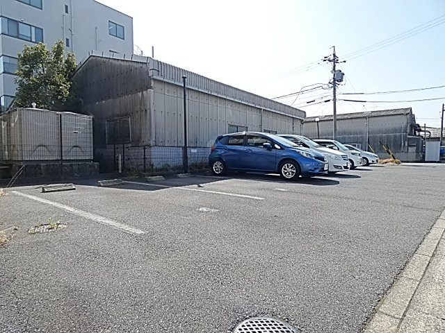 レージュ　ウエストの駐車場
