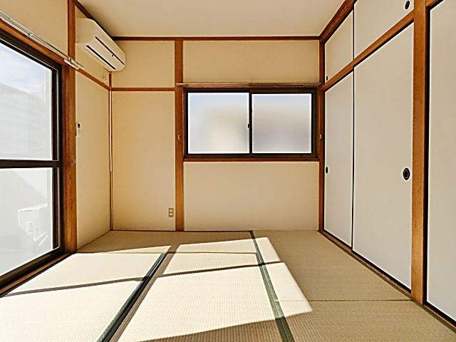柴田春美借家の寝室|落ち着いた色調の寝室です