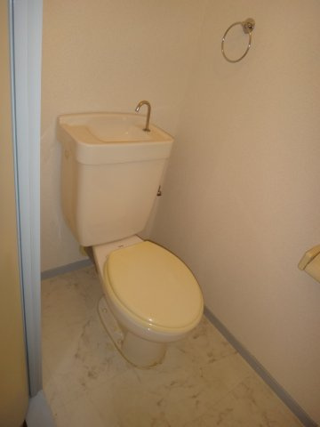 新橘ビルのトイレ|ゆったりとした空間のトイレです