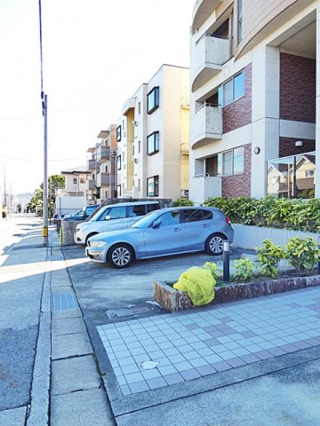 ビューテラス銀河の駐車場|駐車場があるので、車を買う予定の方も安心です