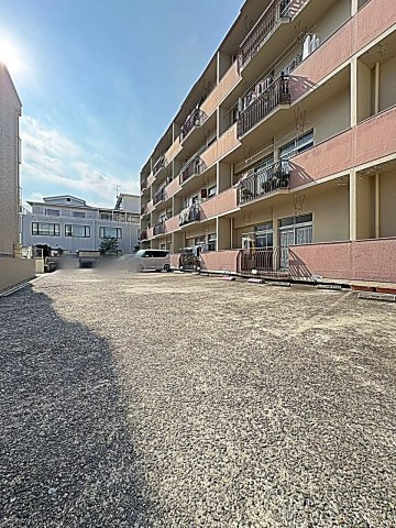 小林ビルの駐車場|車をお持ちの方に嬉しい駐車場付きの物件です