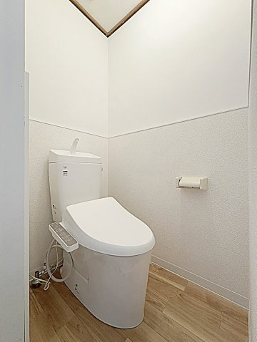 小林ビルのトイレ|落ち着いた色調のトイレです