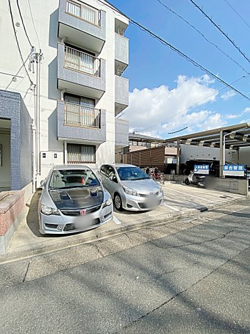 メゾン鶴里の駐車場|駐車場に車を止められます