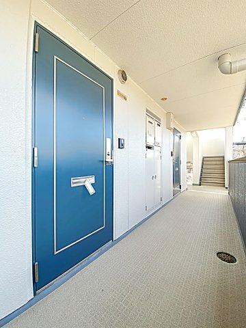メゾン鶴里の玄関|明るい玄関です