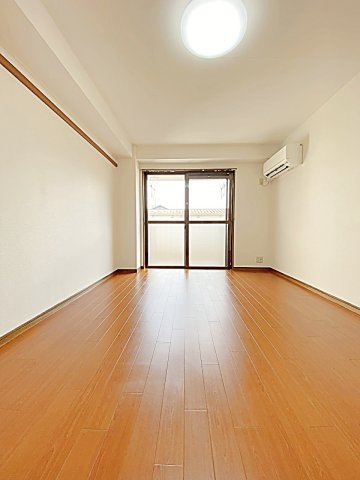 メゾン鶴里の居間・リビング|こちらの居間で趣味の時間をお楽しみください